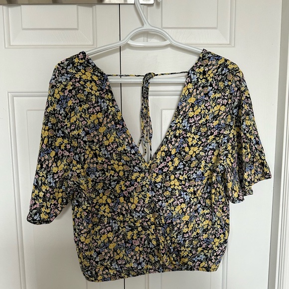 ‼️ Floral dynamite top  (included in BOGO 50% off) - Picture 4 of 4